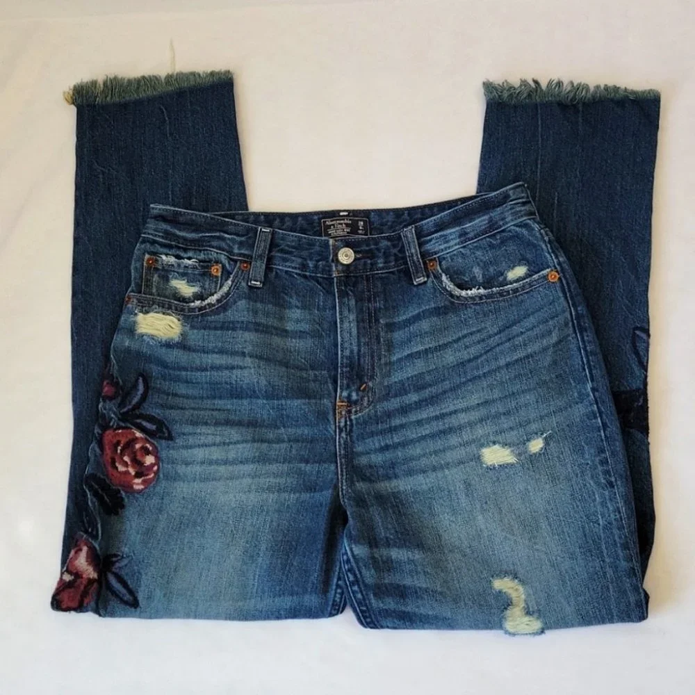 A&F Annie Hi Rise Girlfriend Distressed Ankle Jean w/ Embroidery Size 28/6